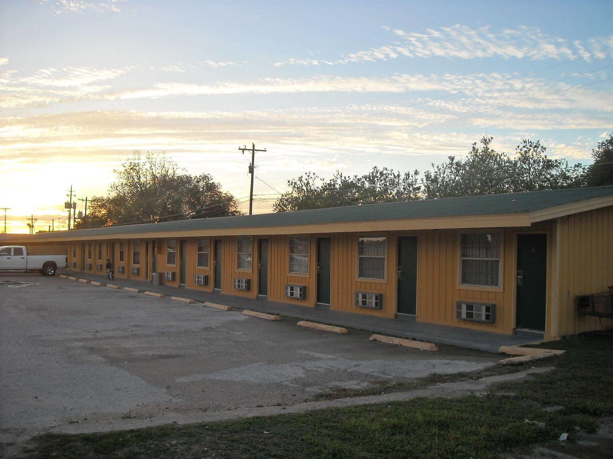 Tropicana Motel Bastrop Esterno foto